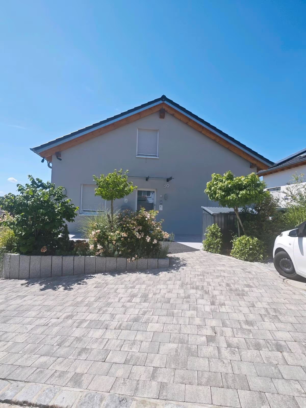 Five Birds Apartments in Untergruppenbach-Unterheinriet mit Hauseingang und bepflanztem Vorgarten